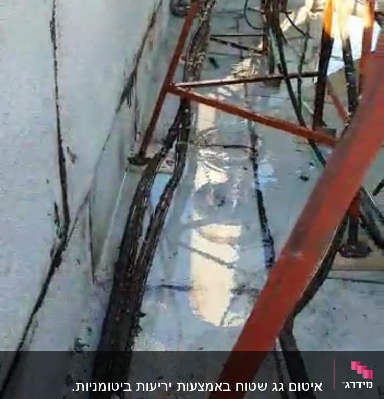 כבלים מונחים על גג עם חומרי איטום